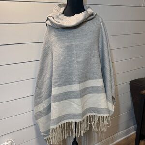 Francesca’s Women’s Brushedcow Poncho in Heather Gray & Cream One Size NWT